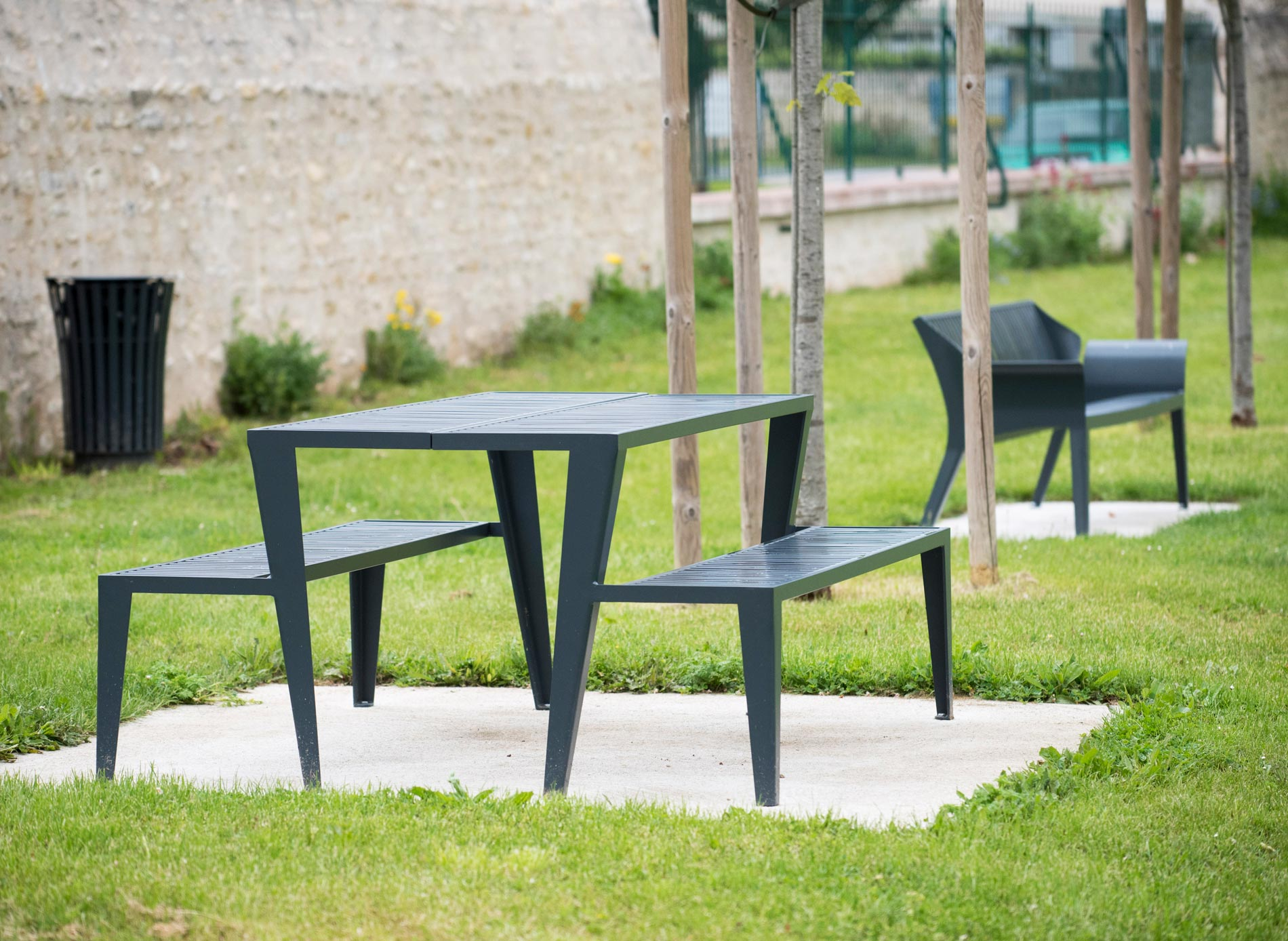 Metal picnic table and chairs - Image 2