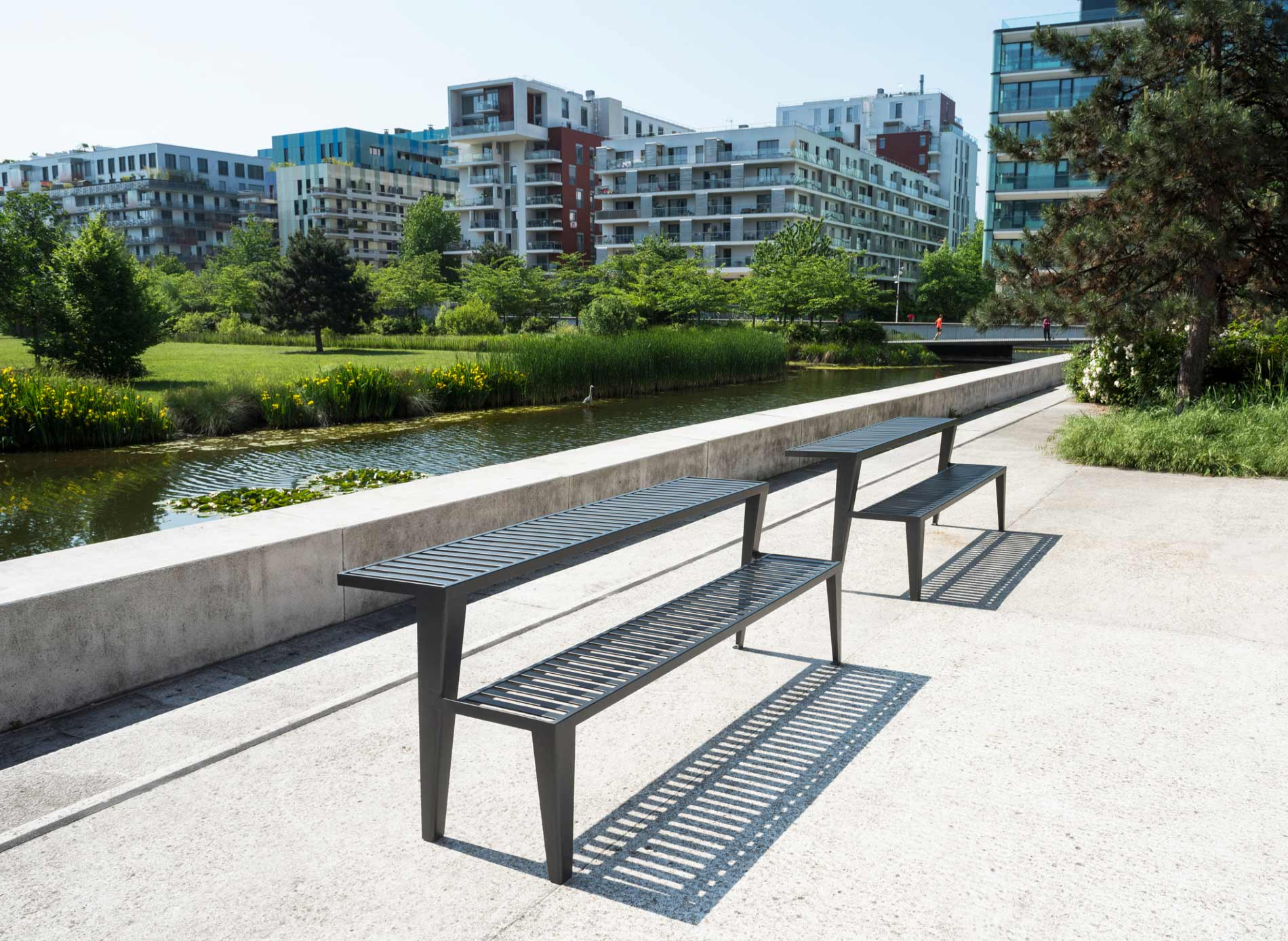 Metal picnic table and chairs - Image 3